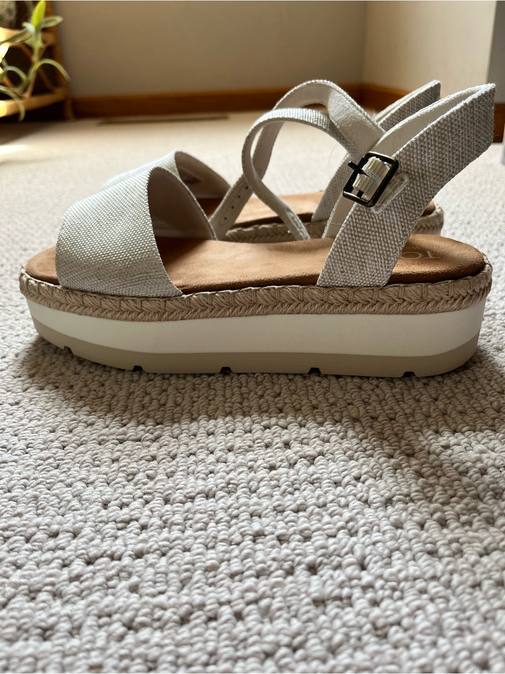 Tom’s Ronan Platform Sandal
Size 7.5 NWT